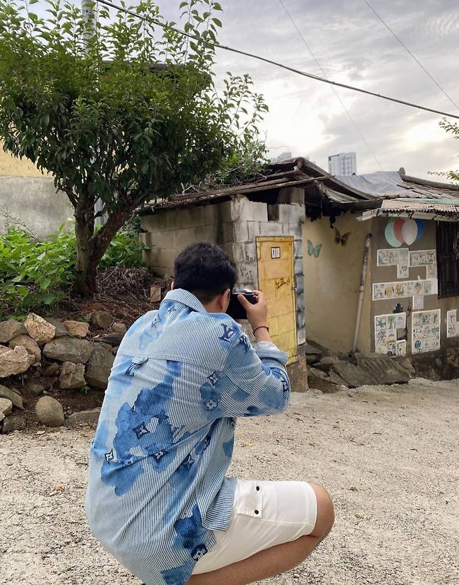 Kim Ho-joong in the public photo is pushing the camera shutter toward Mural, which is a beautiful place where various Murals are beautifully painted as Kim Ho-joong says.Kim Ho-joong said the post was only 20 days since July 18, and fans were pleased with hundreds of comments.Kim Ho-joong, meanwhile, is serving as a social worker and fulfilling his military service obligation.