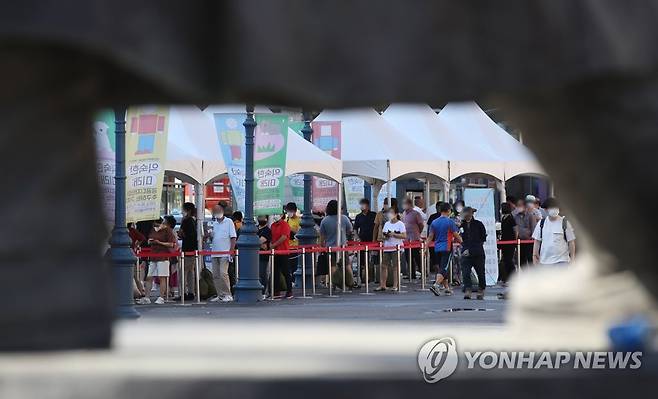 좀처럼 잦아들지 않는 4차 대유행 (서울=연합뉴스) 임헌정 기자 = 정부의 고강도 '사회적 거리두기' 조치에도 신종 코로나바이러스 감염증(코로나19) 4차 대유행이 좀처럼 잦아들지 않는 가운데 주말인 7일 서울 중구 서울역 임시 선별검사소에서 시민들이 검사를 기다리며 길게 줄을 서 있다. 2021.8.7 kane@yna.co.kr