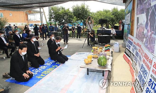 섬진강 수해로 숨진 소 위령제 (구례=연합뉴스) 8일 오전 전남 구례군 구례읍 양정마을에서 지난해 섬진강 수해로 숨진 가축과 피해 농민들의 아픔을 위로하는 위령제가 열리고 있다. 2021.8.8 [구례군 제공. 재판매 및 DB 금지] areum@yna.co.kr