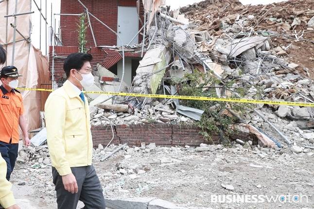 노형욱 국토교통부 장관이 지난 6월9일 발생한 광주광역시 해체공사 붕괴사고 현장을 방문해 둘러보고 있다./사진=국토교통부장