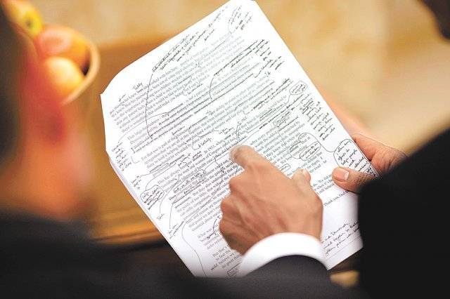 수십 군데 수정 흔적이 있는 버락 오바마 전 미국 대통령의 2009년 의회 연설 원고. 탁월한 연설력을 가진 오바마 전 대통령은 원고를 고쳐 쓰고 또 고쳐 쓰며 내용을 다듬는 것으로 알려졌다. 미 공영방송 NPR 캡처