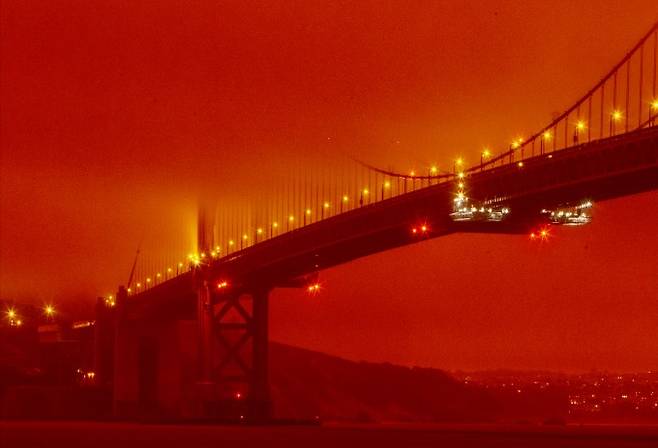 지난해 9월 미국 캘리포니아주 샌프란시스코 금문교 일대가 미국 서부 해안 지역에서 발생한 대형 산불의 여파로 주황색 연무에 휩싸여 있다. AP/연합뉴스 제공