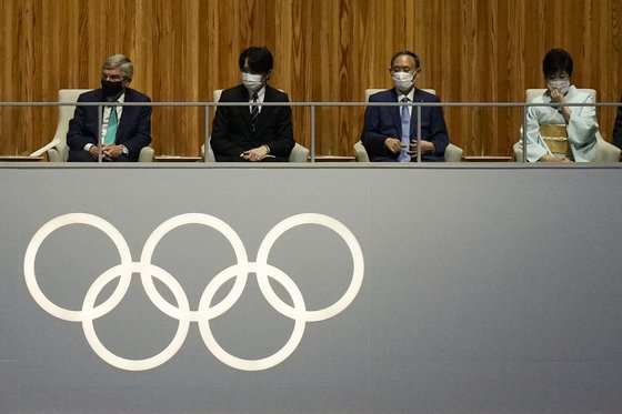 8일 도쿄올림픽 폐회식에 참석한 토마스 바흐 IOC 위원장, 후미히토 왕세제, 스가 요시히데 일본 총리, 고이케 유리코 도쿄도지사(왼쪽부터). [AP=연합뉴스]