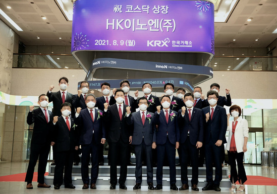 Executives including HK inno.N CEO Kang Seok-hee, center in the front row, and Ahn Byung-jun, CEO of Kolmar Korea, third from left in the front row, celebrate HK inno.N’s debut on the Kosdaq Monday at the Korea Exchange in Yeouido, western Seoul. [HK INNO.N]