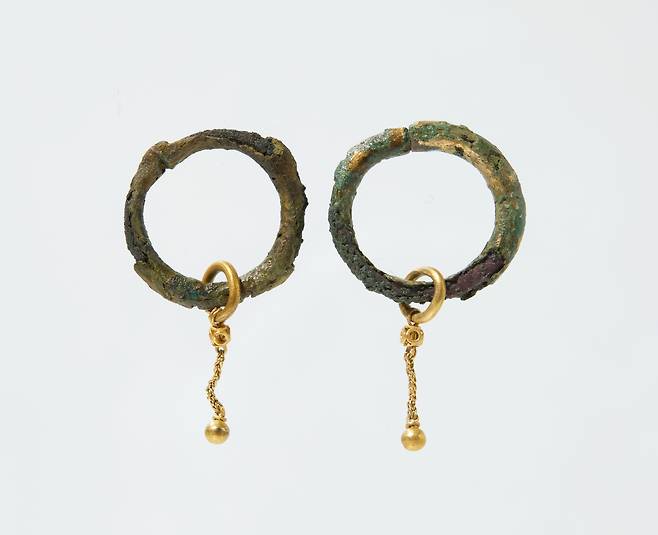 서울 석촌동 고분군 출토 금제이식