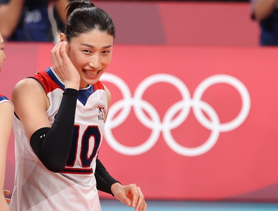 여자배구 대표팀 주장 김연경이 8일 일본 도쿄 아리아케 아레나에서 열린 세르비아와의 동메달전에서 미소를 짓고 있다. (사진=뉴스1)