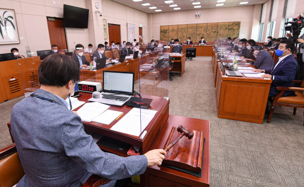 도종환 국회 문화체육관광위원장이 10일 오후 서울 여의도 국회에서 열린 문화체육관광위원회 전체회의에서 의사봉을 두드리고 있다. 문체위는 이날 ‘언론중재 및 피해구제 등에 관한 법률 개정안’을 심의했다. (사진=연합뉴스)