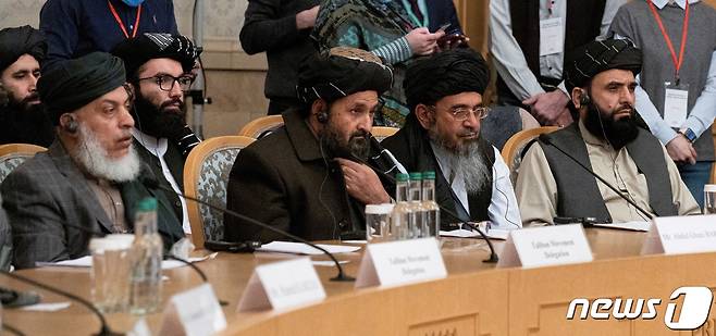 탈레반의 2인자이자 협상가인 물라 압둘 가니 바라다르가 2021년 3월 18일 러시아 모스크바에서 열린 아프간 평화 컨퍼런스에 참석한 모습. © 로이터=뉴스1 © News1 최서윤 기자