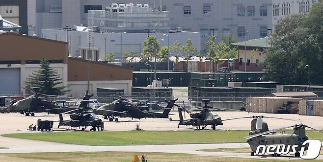 올 후반기 한미연합군사훈련의 '사전연습'격인 위기관리참모훈련(CMST) 개시를 하루 앞둔 9일 오후 경기도 평택 소재 주한미군기지 '캠프 험프리스'에 미군 헬기가 계류돼 있다.  2021.8.9/뉴스1 © News1 김영운 기자