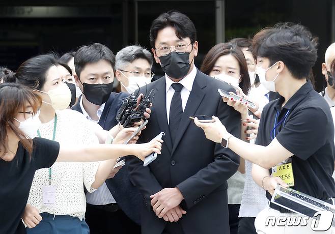 프로포폴 불법 투약 혐의를 받고 있는 하정우(43·본명 김성훈)가 10일 오전 1차 공판을 마치고 서울중앙지법을 나서고 있다. 하정우는 지난해 2월, 2019년 1월~9월 프로포폴을 불법 투약했다는 의혹이 불거졌다. 검찰은 하정우가 친동생과 매니저 이름으로 프로포폴을 불법 투약했다고 판단한 것으로 알려졌다. 하지만 소속사 측은 피부 흉터 치료를 위해 강도 높은 레이저시술을 받았다고 해명하며 "치료를 받을 때 원장의 판단 하에 수면마취를 시행한 것이 전부이며 약물 남용은 전혀 없었다＂고 강조했다. 2021.8.10/뉴스1 © News1 권현진 기자