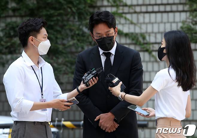 프로포폴 불법 투약 혐의를 받고 있는 하정우(43·본명 김성훈)가 10일 오전 1차 공판을 위해 서울중앙지법으로 들어서고 있다. 하정우는 지난해 2월, 2019년 1월~9월 프로포폴을 불법 투약했다는 의혹이 불거졌다. 검찰은 하정우가 친동생과 매니저 이름으로 프로포폴을 불법 투약했다고 판단한 것으로 알려졌다. 하지만 소속사 측은 피부 흉터 치료를 위해 강도 높은 레이저시술을 받았다고 해명하며 "치료를 받을 때 원장의 판단 하에 수면마취를 시행한 것이 전부이며 약물 남용은 전혀 없었다＂고 강조했다. 2021.8.10/뉴스1 © News1 권현진 기자