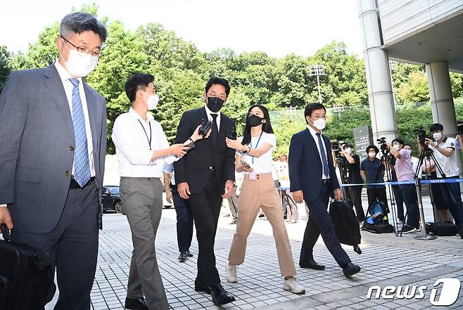 프로포폴 불법 투약 혐의를 받고 있는 하정우(43·본명 김성훈)가 10일 오전 1차 공판을 위해 서울중앙지법으로 들어서고 있다. 하정우는 지난해 2월, 2019년 1월~9월 프로포폴을 불법 투약했다는 의혹이 불거졌다. 검찰은 하정우가 친동생과 매니저 이름으로 프로포폴을 불법 투약했다고 판단한 것으로 알려졌다. 하지만 소속사 측은 피부 흉터 치료를 위해 강도 높은 레이저시술을 받았다고 해명하며 "치료를 받을 때 원장의 판단 하에 수면마취를 시행한 것이 전부이며 약물 남용은 전혀 없었다＂고 강조했다. 2021.8.10/뉴스1 © News1 권현진 기자