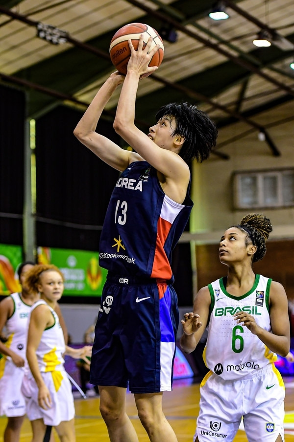 한국은 브라질을 꺾고 2021 FIBA U-19 여자월드컵 첫 승리를 거뒀다.(대한민국농구협회 제공) © 뉴스1