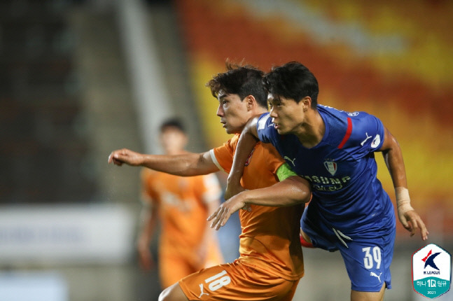 주장 완장을 차고 경기를 소화하는 제주 주민규(왼쪽). 제공 | 한국프로축구연맹