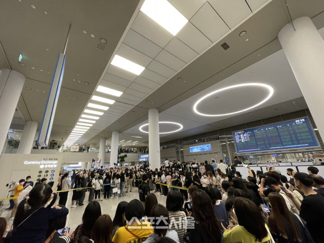 9일 오후 배구대표팀을 기다리는 팬이 인천공항서 문전성시를 이루고 있다.인천공항 | 정다워기자