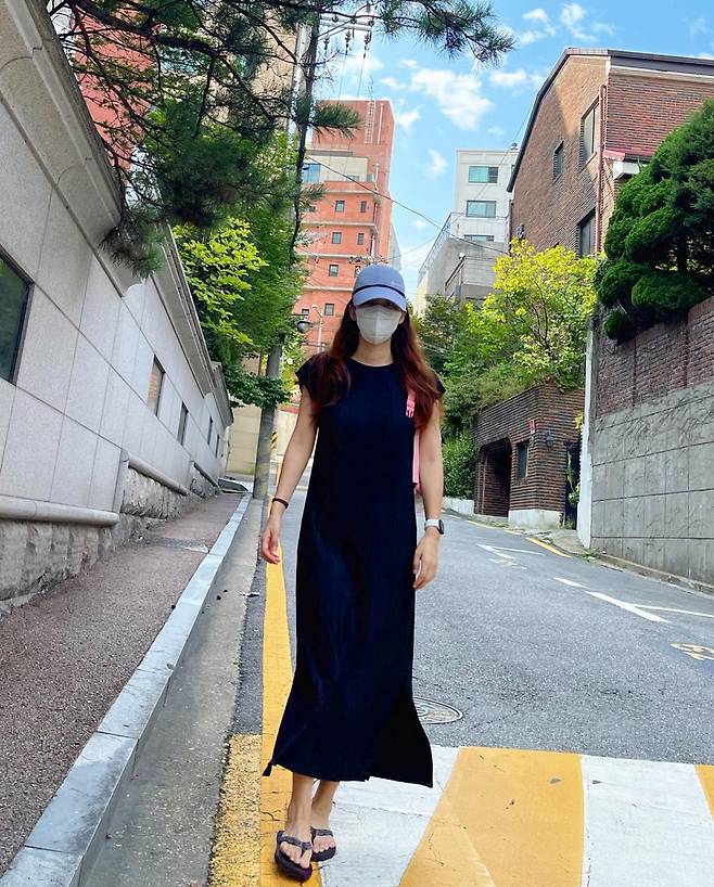 Actor Park Sol-mi collected the Sight with a force that made the trail a runway.Park Sol-mi posted several photos on his SNS on the 10th, along with an article entitled Earth Wan. Huh? Wind seemed a little cool, its the end of summer.In the photo, Park Sol-mi, who is wearing a black long dress and a daughters backpack, collects Sight with endless resorts.Park Sol-mi, known as 170cm, has a slim figure and height, and Soi Hyun also admired it as long and beautiful.Meanwhile, Actor Park Sol-mi has two daughters, Actor Han Jae-suk and marriage, in 2013.He is currently working as a narrator for KBS2 Superman Returns.