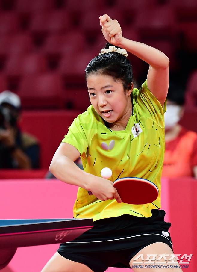 2020 도쿄올림픽 여자 단체전 경기가 3일 도쿄체육관에서 열렸다. 제1 복식 경기에서 대한민국 전지희-신유빈이 독일의 샨 샤오나-솔자 팀과 맞붙고 있다. 도쿄=최문영 기자 deer@sportschosun.com /2021.08.03/