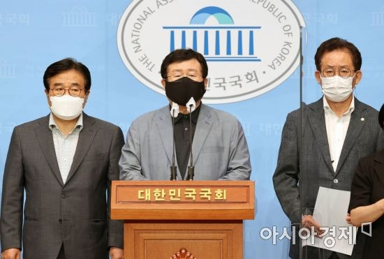 설훈 더불어민주당 의원이 5일 국회 소통관에서 한미연합군사훈련 조건부 연기 촉구 기자회견을 하고 있다./윤동주 기자 doso7@