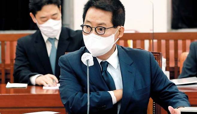 박지원 국가정보원장이 3일 국회 정보위원회 전체회의에 출석해 회의 시작을 기다리고 있다. 박 원장은 이날 비공개로 열린 회의에서 북한 김여정의 한미 연합훈련 연기 요구에 대해 “유연하게 대응해야 한다”고 밝혔다. /국회사진기자단