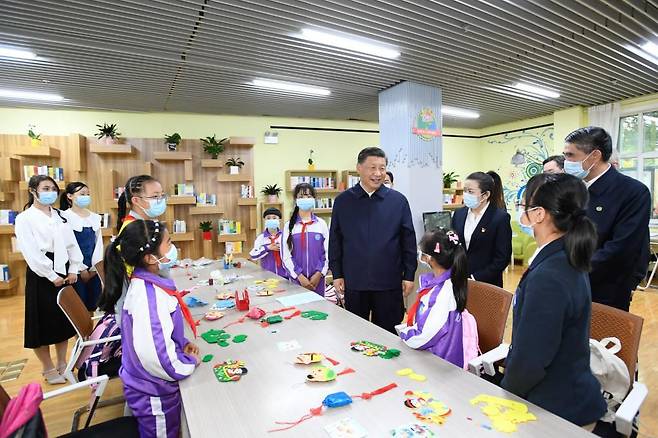 시진핑 중국 국가주석이 6월 7일 칭하이성 시닝을 방문해 학생들을 만나고 있다. 시 주석은 앞서 5월 사교육 규제를 지시했다. /신화 연합뉴스