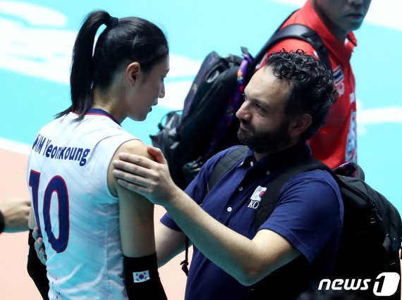 아시아여자배구선수권 대회에서 승리한 한국 대표팀 스테파노 라바리니 감독과 김연경 선수가 기쁨을 나누고 있다. 뉴스1 제공