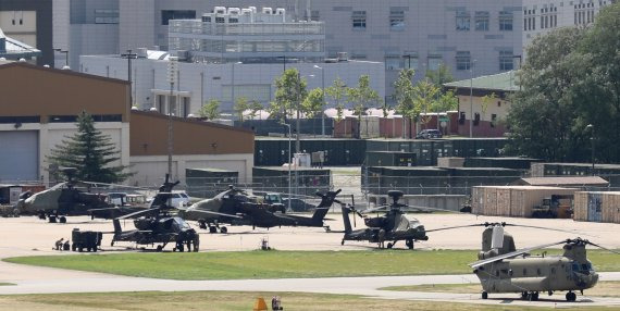 올 후반기 한미연합군사훈련의 '사전연습'격인 위기관리참모훈련(CMST) 개시를 하루 앞둔 9일 오후 경기도 평택시 캠프 험프리스에 헬기가 계류돼 있다. 군 당국은 올 후반기 한미연합훈련을 예정대로 실시하되 규모는 올 3월 전반기 훈련보다도 축소할 것으로 알려졌다. 사진=뉴스1.