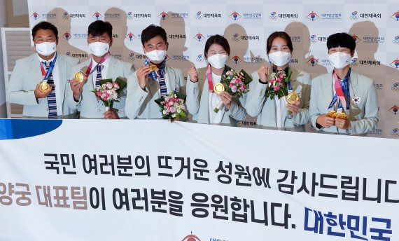 [인천공항=뉴시스] 홍효식 기자 = 대한민국 양궁 대표팀이 1일 오후 2020 도쿄올림픽을 일정을 마치고 인천국제공항을 통해 귀국하고 있다. 왼쪽부터 오진혁, 김우진, 김제덕, 강채영, 장민희, 안산. (공동취재사진) 2021.08.01. photo@newsis.com <저작권자ⓒ 공감언론 뉴시스통신사. 무단전재-재배포 금지.> /사진=뉴시스화상