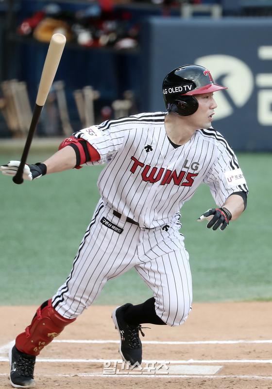 2021프로야구 KBO 퓨처스리그 LG트윈스와 한화이글스의 경기가 30일 오후 서울 잠실야구장에서 열렸다. 서건창이 1회말 타격을 하고 있다. 잠실=김민규 기자