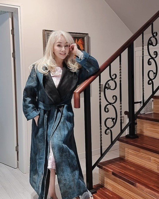 Park Hae-mi posted on his Instagram on the 10th, Desiigner Baek Yoo-suns clothes, and Korean is also a world-class girl.The photo shows Park Hae-mi posing against the stairs railing wearing a Desiigner costume.She wore a blonde hair and added charm with an Elegance smile.Meanwhile, Park Hae-mi recently appeared in Colcenta of Love and Endless Masterpiece.