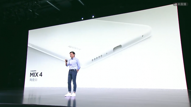레이쥔 샤오미 최고경영자(CEO)가 10일 진행한 온라인 행사에서 미믹스4를 소개하고 있다. [사진=샤오미 온라인 행사 캡처]