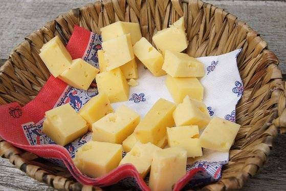 우유와 두유의 단백질을 각기 응고시켜 따로 모은 것이 각각 치즈이고 두부다. 물성은 확연히 다르지만, 겉모양이 매우 비슷하다. [사진 Wikimedia Commons]