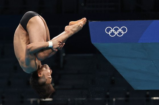 6일 일본 도쿄 아쿠아틱스 센터에서 열린 남자 다이빙 10ｍ 플랫폼 예선. 한국 우하람이 다이빙 연기를 선보이고 있다. [연합뉴스]