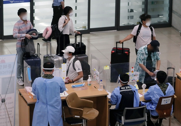 지난 7일 NHK에 따르면 신종 코로나바이러스 감염증(코로나19) 변이 바이러스인 람다변이가 일본에 상륙했다. 사진은 지난달 20일 인천국제공항에서 입국객이 게이트를 빠져나오는 모습. /사진=뉴시스