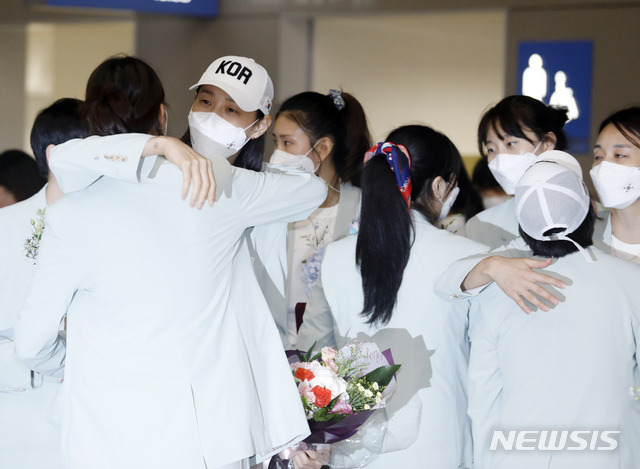 [인천공항=뉴시스] 고승민 기자 = 김연경 등 여자배구 선수단이 9일 인천국제공항 2터미널을 통해 귀국, 작별인사를 하고 있다. 2021.08.09. kkssmm99@newsis.com