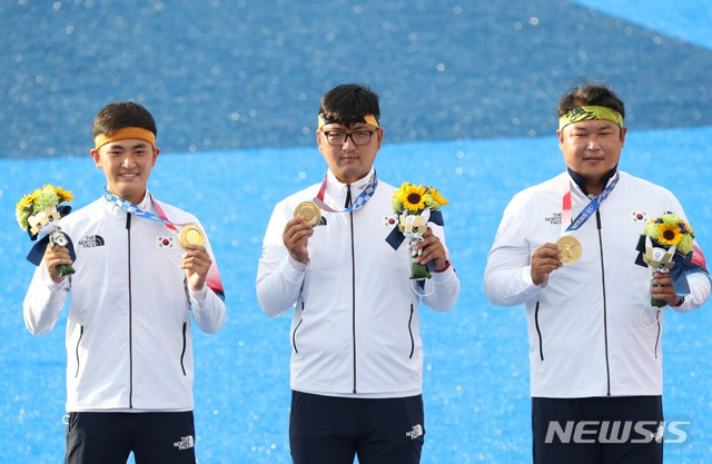 [도쿄(일본)=뉴시스] 이영환 기자 = 양궁 국가대표 김우진, 김제덕, 오진혁이 지난달 26일 오후(현지시간) 일본 도쿄 유메노시마 공원 양궁장에서 열린 도쿄올림픽 남자양궁 단체전 시상식에서 금메달을 목에 걸고 포즈를 취하고 있다. 2021.07.26. 20hwan@newsis.com