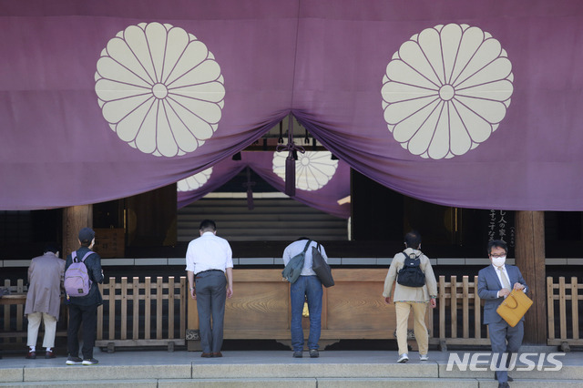 [도쿄=AP/뉴시스]일본의 춘계 예대제 첫날인 지난 4월 21일 도쿄 야스쿠니 신사에서 참배객들이 참배하고 있다. 2021.08.10.