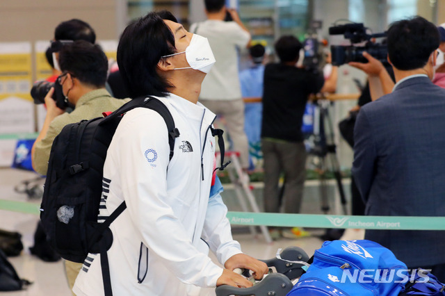 [인천공항=뉴시스] 배훈식 기자 = 2020 도쿄올림픽 야구대표팀 강백호가 8일 오후 인천국제공항을 통해 귀국하고 있다. 2021.08.08. dahora83@newsis.com