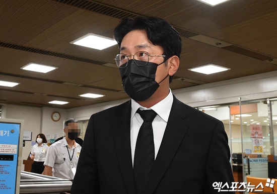 On the morning of the 10th, the first trial of Ha Jung-woo, who is accused of violating the law on the management of narcotics, was held at the hearing of Park Seol-ah, a judge of the Seoul Central District Court.Ha Jung-woo was previously accused of using Propofol in the name of his brother and manager at a plastic surgeon in Gangnam, Seoul from January to September 2019.Since then, Prosecution has briefly indicted Ha Jung-woo for a fine of 10 million won, but Judge Detective27, the Seoul Central District Court, who was in charge of the case on June 23, decided that it was not a matter to be handled briefly.In the first hearing held on the day, Ha Jung-woo said, I regret deeply and deeply how I was not careful and indiscreet.I should have lived more carefully and set an example as a popular actor who received a lot of attention, but I apologize deeply for my mistakes and for causing trouble and damage to my colleagues and family.I am very ashamed and unsavory, but I will be a healthy actor who contributes to society and I will live more carefully so that I do not stand here.I would like to ask the judge to make up for all my mistakes and pay my debts. Lawyer for Ha Jung-woo also said: The defendant has admitted all the charges and is deeply reflecting on them.I was recommended by my acquaintance because my skin was not good due to makeup and special makeup (due to shooting), and I would like to take into account the weakness of Illegal, he said.There are new movies and dramas ahead, which can cost people a lot of money.Rather than making it impossible to recover, please give the fine to the society so that it can be returned. Since then, Prosecution has asked Ha Jung-woo to order a fine of 10 million won and order a penalty of 88,749 won.The argument was closed when Ha Jung-woo admitted the charges and agreed to the evidence.Ha Jung-woo came out of the trial and asked the reporters, How is it in the process of the Judgment?Im sorry, he left.The Judgment for Ha Jung-woo is scheduled to be released on September 14th.After the Propofol controversy, the official activities of Actor Ha Jung-woo were virtually all-stop, and image hitting was also inevitable.Ha Jung-woos actions related to the trial can affect the works that are currently being filmed or are about to be released, so officials are also watching the situation with a keen sense of touch.Many films have already been filmed or are in progress, including the movie Boston 1947, which has been delayed due to the new Coronavirus infection (Corona 19), as well as the Night and Netflix new series Surinam, which Kakao M has invested in.In particular, Surinam played the role of a Korean businessman who was caught up in the NIS secret operation to arrest the Korean drug king who took control of South American Suriname.Even if the trial is completed, it is not easy to clean up the face of the controversy that the public sees in reality, and for Ha Jung-woo, the time to come is not going to be smooth in many ways.
