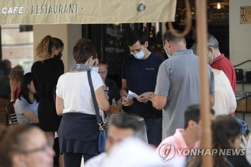 보건 증명서를 확인하는 프랑스 스트라스부르 식당 [AFP=연합뉴스]