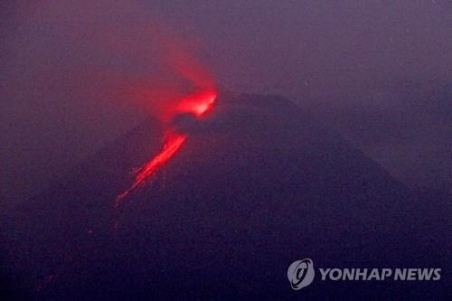 8월9일 므라피화산에서 용암이 흘러내리는 모습 [AP=연합뉴스]