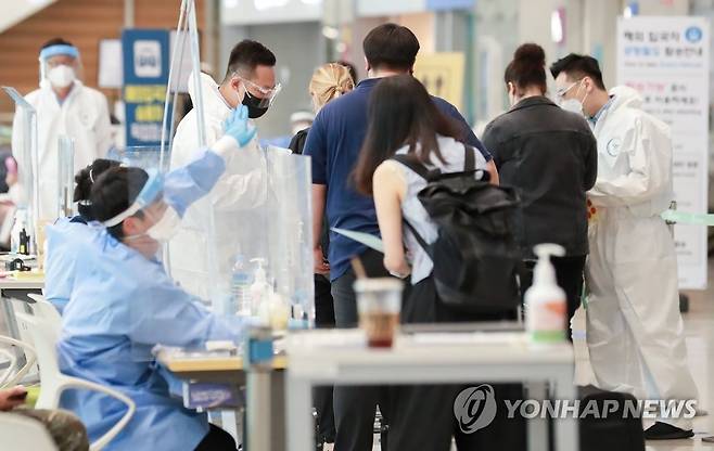 인천공항 해외입국자 방역 안내 (영종도=연합뉴스) 홍해인 기자 = 지난 8일 오후 인천국제공항 제2여객터미널에서 방역 관계자들이 입국자들을 안내하고 있는 모습. [연합뉴스 자료사진]