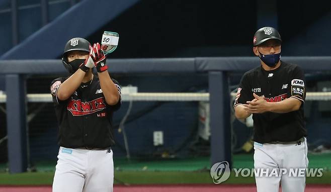 강백호, 마스크 쓰고 2안타 (서울=연합뉴스) 이진욱 기자 = 10일 오후 서울 구로구 고척스카이돔에서 열린 프로야구 키움 히어로즈와 kt wiz 경기. kt 3회초 1사 1,2루에서 3번 강백호가 내야안타를 친 뒤 환호하고 있다. 2021.8.10 cityboy@yna.co.kr