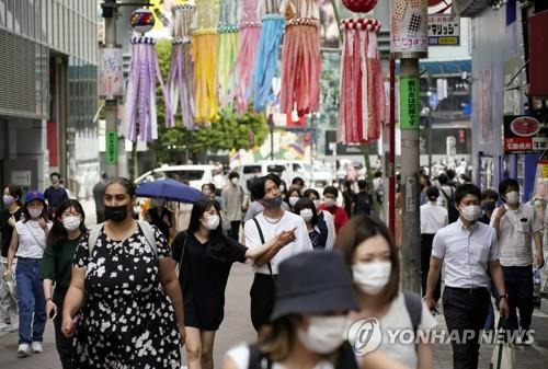 코로나 확진자 급증하는 일본 (도쿄 AFP=연합뉴스) 10일 일본 도쿄도(東京都) 시부야(澁谷)구 번화가가 행인들로 붐비고 있다. 일본의 신종 코로나바이러스 감염증(코로나19) 하루 확진자는 8일 연속 1만명을 넘었다.