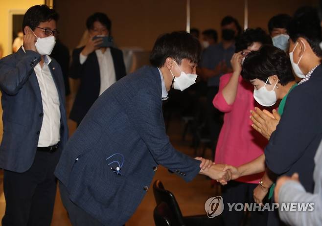 구미 당원들에게 인사하는 이준석 (구미=연합뉴스) 김현태 기자 = 국민의힘 이준석 대표가 10일 오후 경북 구미시(갑) 당원협의회를 방문해 당원들에게 인사하고 있다. 2021.8.10 mtkht@yna.co.kr