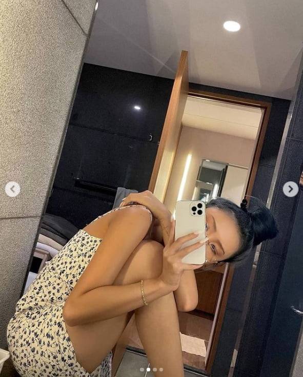 Group MAMAMOO Hwasa has recently reported on its unique sensibility selfie.Hwasa posted a picture on his 11th day without comment on his instagram.In the photo, Hwasa is wearing a pair of frameless glasses and taking a picture of herself reflected in a mirror, wearing a strap dress and robbing her eyes with a personality-style makeup.Hwasa recently collaborated with new vocalist KindaBlue and fired support.