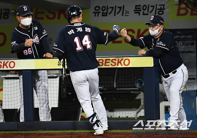 2021 KBO리그 삼성 라이온즈와 두산 베어스의 경기가 11일 대구삼성라이온즈파크에서 열렸다. 6회초 2사 2,3루 두산 박계범이 역전 스리런포를 날린 뒤 하이파이브를 하고 있다. 대구=박재만 기자 pjm@sportschosun.com/2021.08.11/