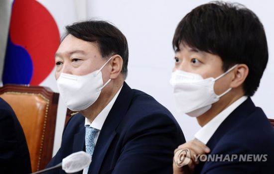 윤석열 대선 예비후보가 지난 2일 오전 서울 여의도 국회에서 이준석 당 대표와 김기현 원내대표 및 최고위원들을 예방, 인사말을 하고 있는 모습이다. /사진=연합뉴스