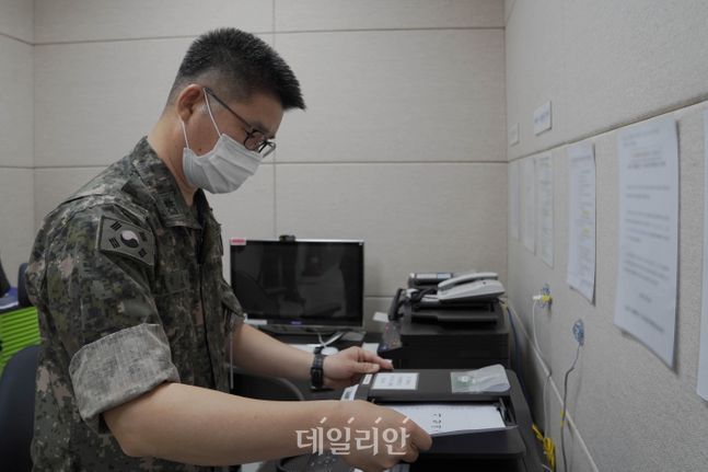 남북 통신연락선이 복원된 지난달 27일 군 장병이 서해지구 군 통신선 시험통신을 하고 있다(자료사진). ⓒ국방부/뉴시스