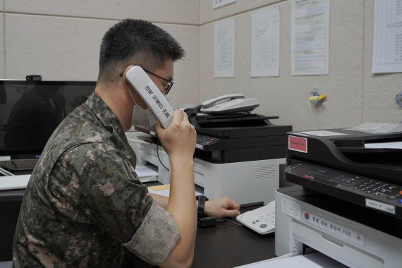 [서울=뉴시스] 남북 통신 연락선이 복원된 7월 27일 군 장병이 서해지구 군 통신선 시험통신을 하고 있다. 사진=국방부 제공.