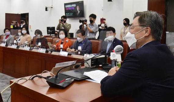 국민의힘 대선주자인 최재형 예비후보가 11일 서울 여의도 국회에서 열린 초선의원 공부모임 '명불허전 보수다 시즌5'에 강사로 참석해 '최재형의 선택과 대통령의 역할'을 주제로 강연하고 있다. 사진=박범준 기자